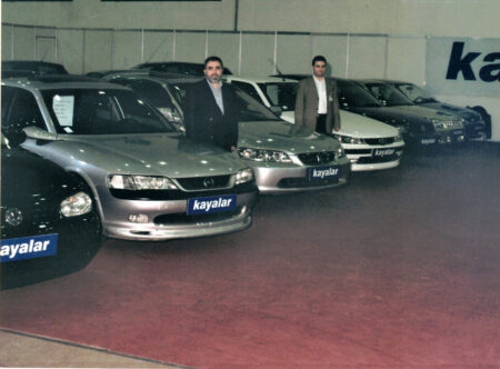 1999-2000 — İstanbul Expo Center. Türkiye'nin düzenlenen ilk ikinci el araç fuarında Kayalar Otomotiv. 1999-2000 — İstanbul Expo Center. Türkiye'nin düzenlenen ilk ikinci el araç fuarında Kayalar Otomotiv.